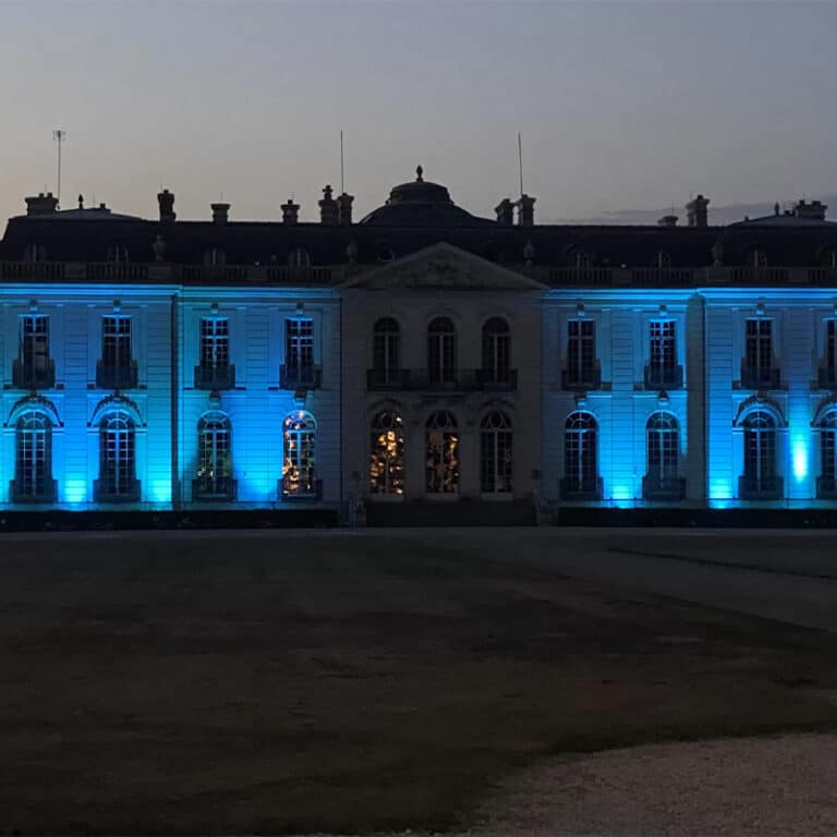 Copie-de-eclairages-facade-du-chateau-bleu-et-or-scaled